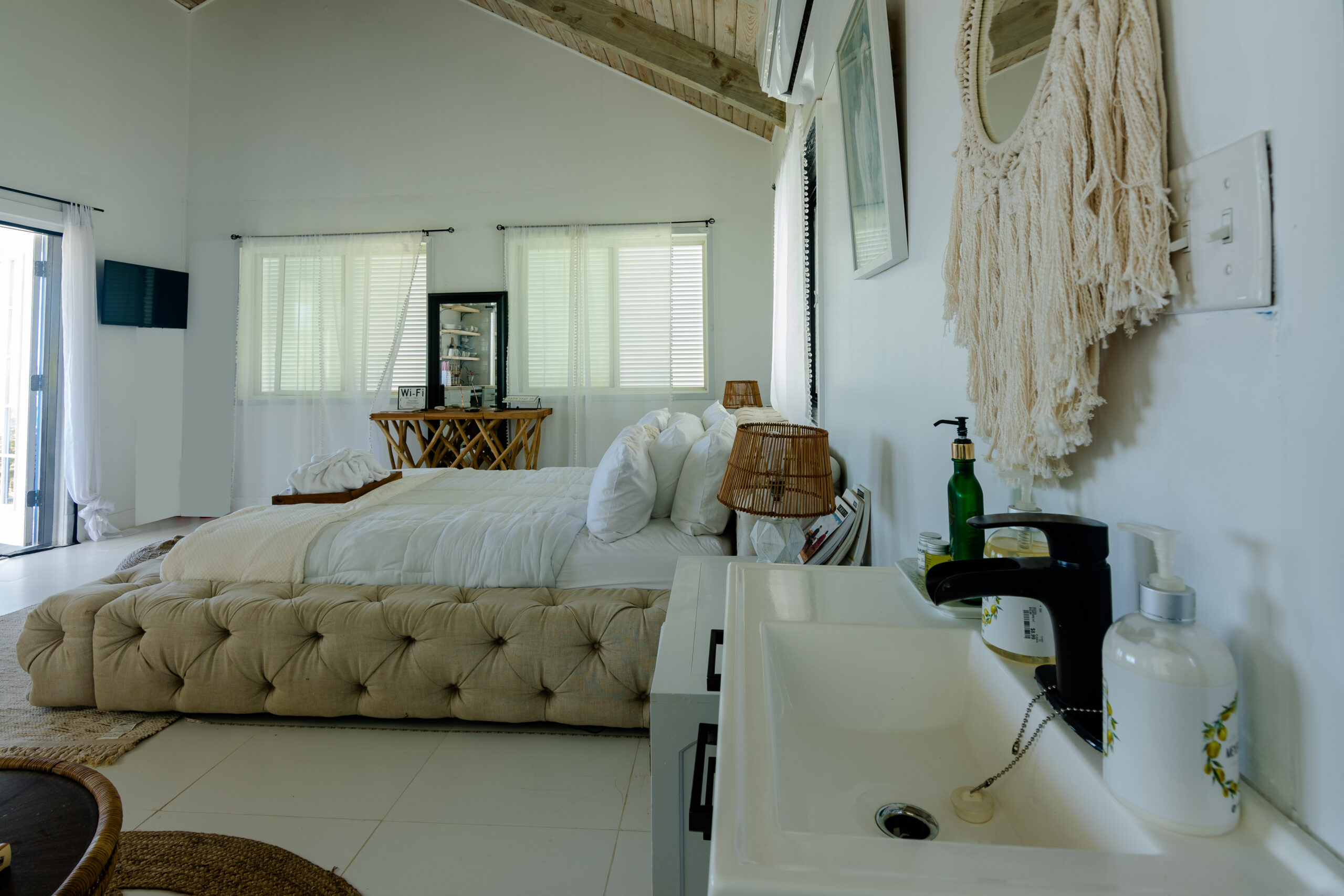 Best airbnb in cayman brac, best hotel in cayman brac, luxury villa in cayman, clean rooms for rent. Beaches villa in cayman brac, gym in cayman brac